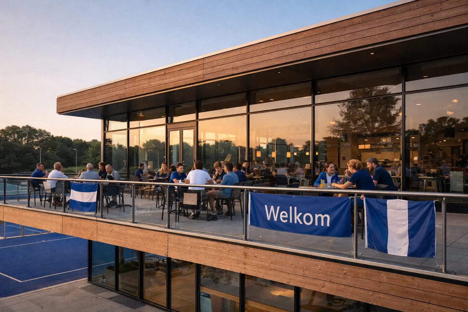 Modern clubhuis van een hockeyvereniging met terras en uitzicht op de velden