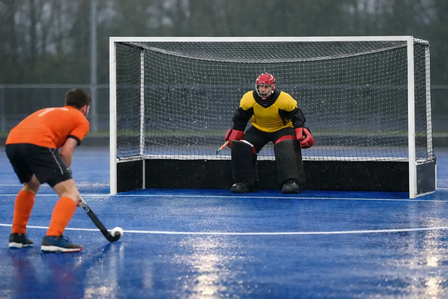 Strafcorner situatie tijdens een professionele hockeywedstrijd